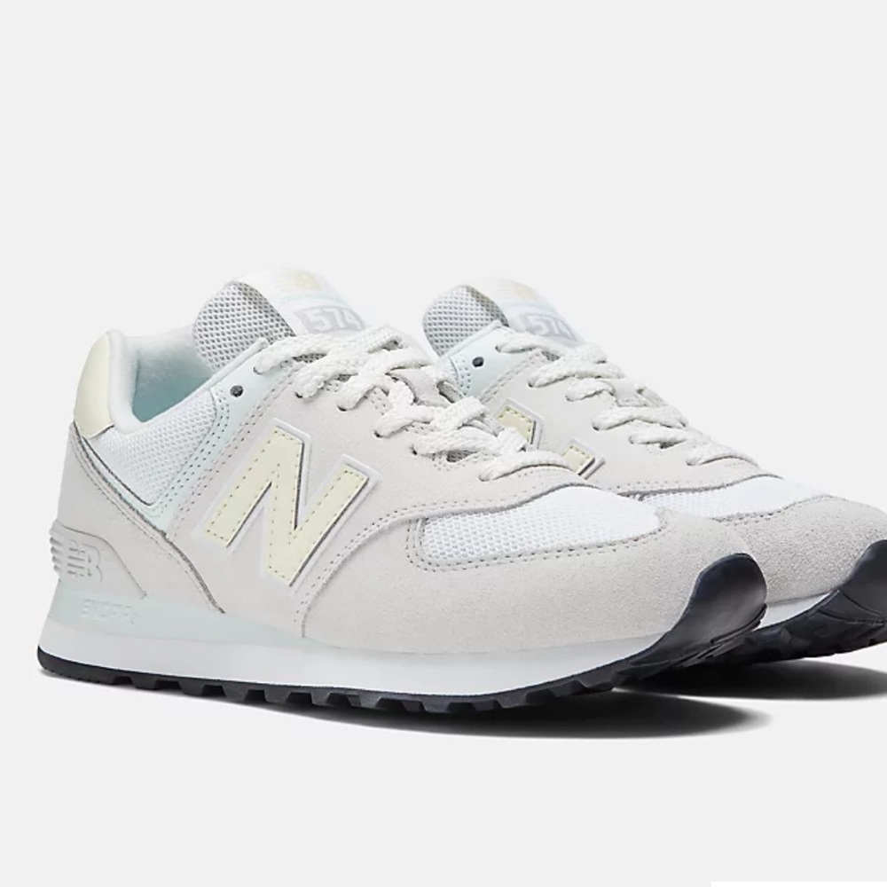 WOMENS 7 NEW BALANCE 574 IN NIMBUS CLOUD WITH SUMMER FOG COLORWAY